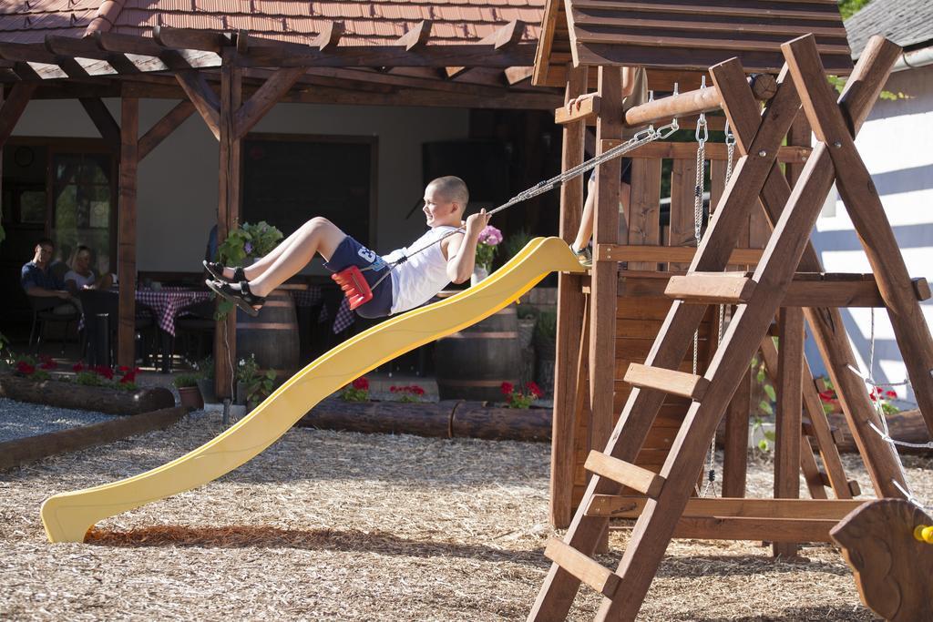 Kassai Fogadó Kaposmero Bagian luar foto